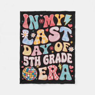 Funny Groovy In My Last Day 5th Grade Era Last Day Fleece Blanket