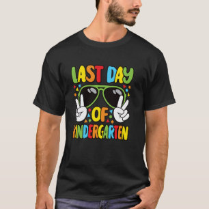 Funny Groovy Last Day Of Kindergarten Teacher Men  T-Shirt