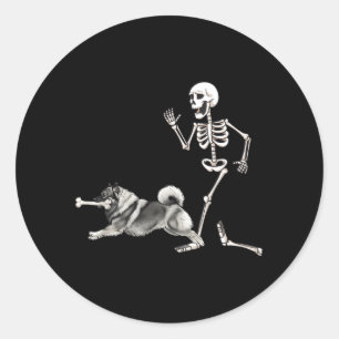 Funny Halloween Keeshond And Skeleton Classic Round Sticker