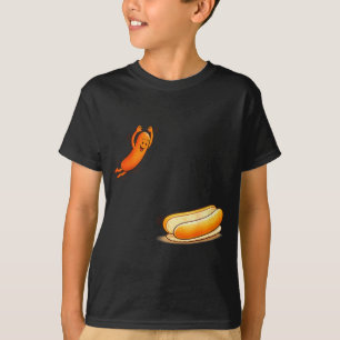 Funny hot dog jumping into bun cartoon bbq humour  T-Shirt
