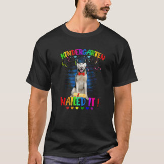 Funny Husky Dog Graduation Class Of 22 Kindergarte T-Shirt