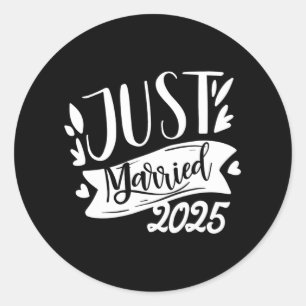 Funny Just Married 2025 Cute Bride And Groom Marri Classic Round Sticker