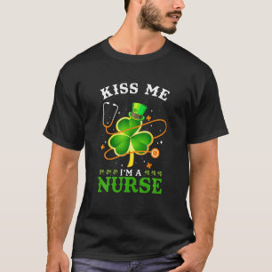 Funny Kiss Me I'm Nurse St Patrick's Day Nurse Wom T-Shirt