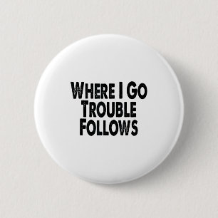 Funny Matching Couple Design – Where I Go Trouble  6 Cm Round Badge