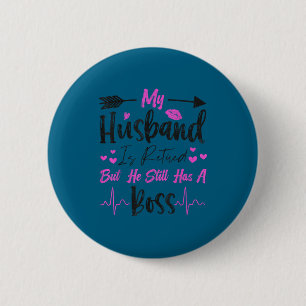 Funny My husband retired but he still boss funny 6 Cm Round Badge