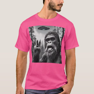 Funny Sasquatch Bigfoot Rock On Selfie With Ufo Al T-Shirt