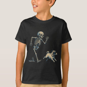 Funny Skeleton Chasing Pug Halloween Dog Mum Pug T-Shirt