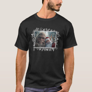 Funny Surprised Santa Claus Selfie With Sasquatch  T-Shirt