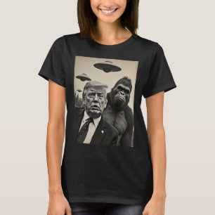 Funny Trump Bigfoot Selfie With Ufos Weird Alien T-Shirt