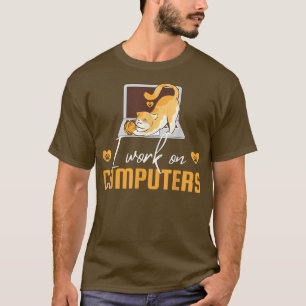 Funny Womens Cat Mum i work on computers cat Lover T-Shirt
