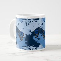 Fütternd Monarchschmetterling in Blau