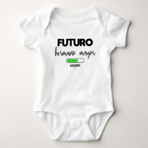 Futuro hermano mayor cargando baby bodysuit