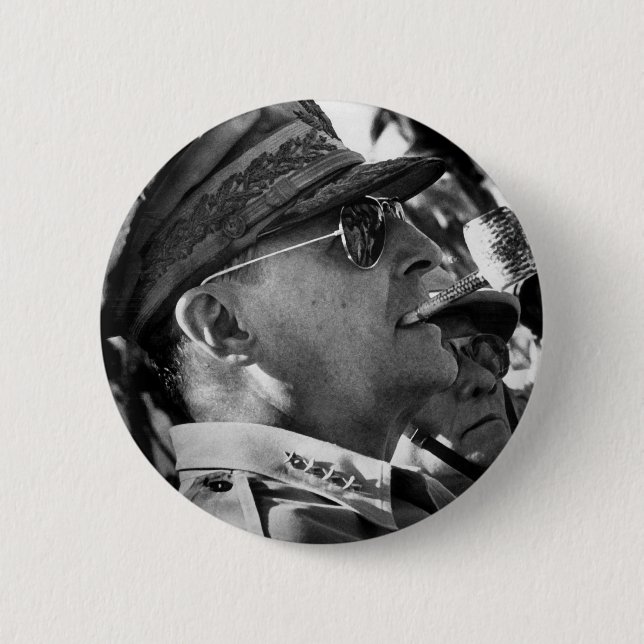 General Douglas MacArthur with Corncob Pipe 6 Cm Round Badge (Front)