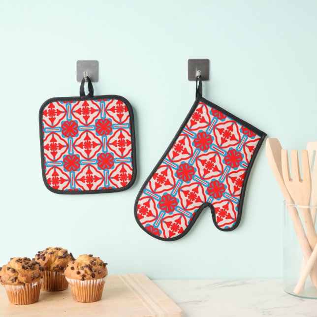Geometric Four Red Leaves Oven Mitt & Pot Holder Set (Insitu(Hanging))