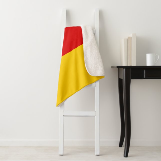 German flag sherpa blanket (In Situ)