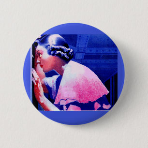 Gertrude spying on the neighbours 6 cm round badge