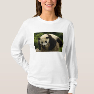 Giant panda baby (Ailuropoda melanoleuca) T-Shirt
