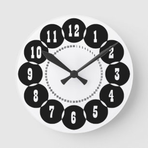 gigantesque circle numbers round clock