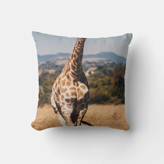 GIRAFFE SURROUNDED BY BROWN GRASS CUSHION (Front)