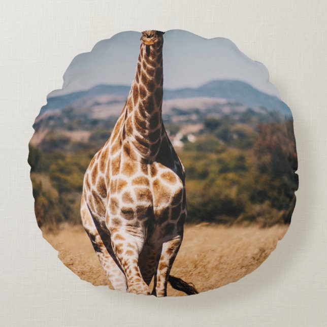 GIRAFFE SURROUNDED BY BROWN GRASS ROUND CUSHION (Front)