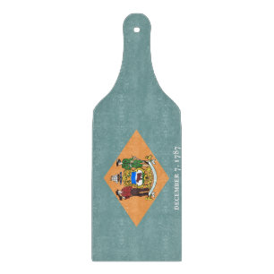 Glass cutting board paddle with Delaware flag