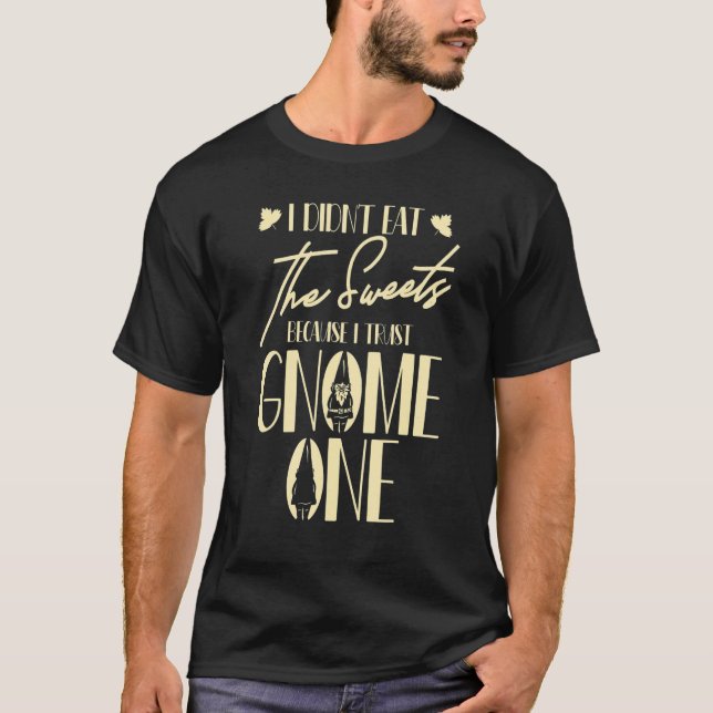 Gnomes I Trust Gnome One Pun Gnomes 1 T-Shirt (Front)