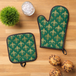 Gold fleur-de-lis seamless pattern on green oven mitt & pot holder set