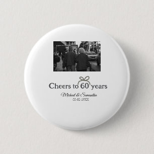 Golden bow cheers to 60 years anniversary wedding 6 cm round badge