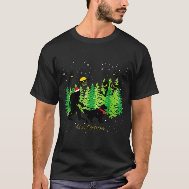 Golden Retriever Funny Bigfoot Christmas Alien Ufo T-Shirt (Front)