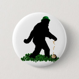 Gone Squatchin' on St. Patrick's Day 6 Cm Round Badge