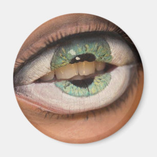 Green eyed mouth magnet