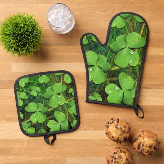 Green Shamrock St Patrick's iPhone 5 Case-Mate Oven Mitt & Pot Holder Set (Top Down)