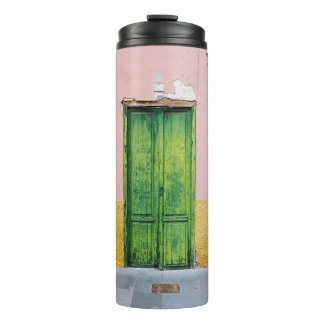 GREEN WOODEN DOOR ON WHITE CONCRETE WALL THERMAL TUMBLER