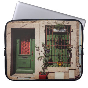 GREEN WOODEN DOOR WITH GREEN PLANT LAPTOP SLEEVE