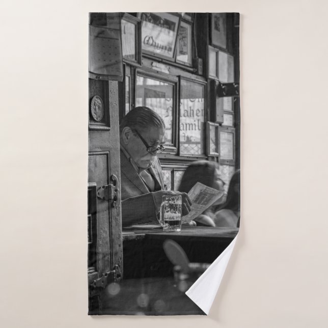 GREYSCALE PHOTO OF MAN SITTING WHILE READING NEWSP BATH TOWEL (Bath Towel)