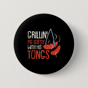 Grilling Me Softly With His Tong I Grillmaster Bbq 6 Cm Round Badge