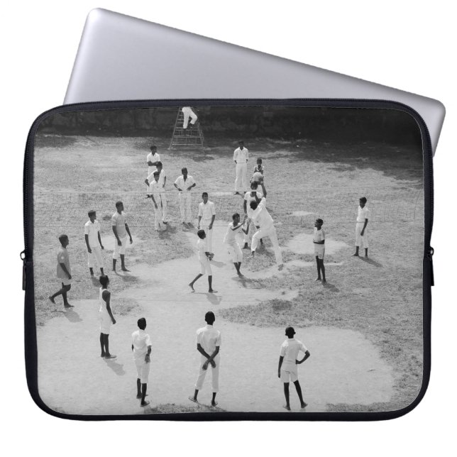 GROUP OF PEOPLE PLAYING BASEBALL LAPTOP SLEEVE (Front)