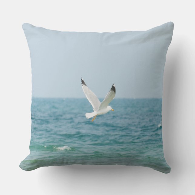Gull flying above sea cushion (Front)