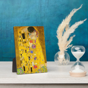 Gustav Klimt's The Kiss famous painting. Plaque