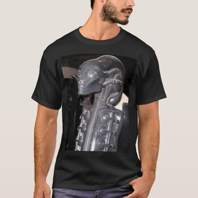 H R Giger Museum. Gruyer, Schweiz T-Shirt (Front)