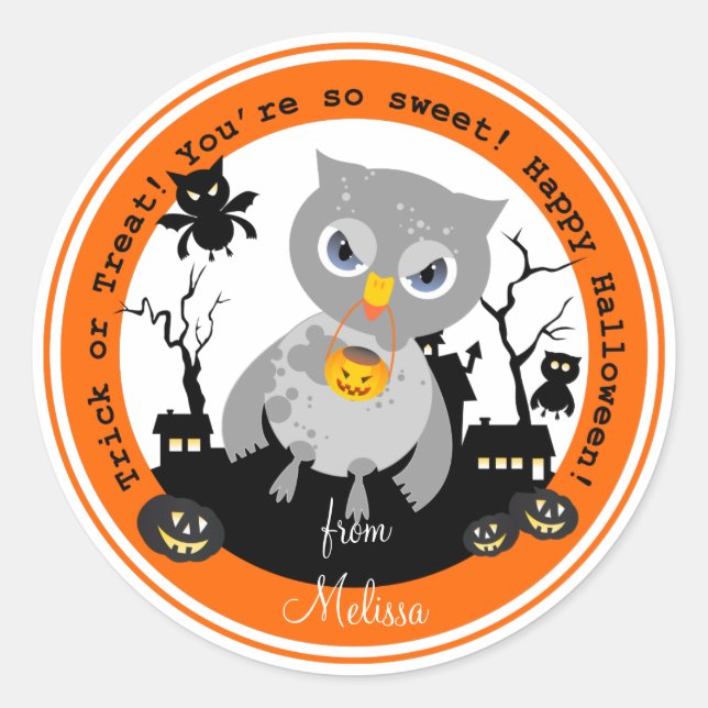 Halloween owl goes trick or treating classic round sticker (Front)