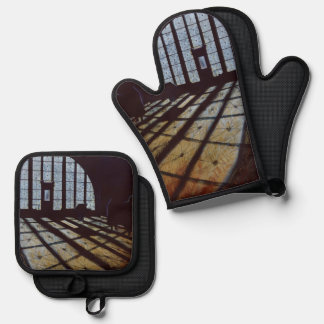 Halls of Freedom Ellis Island Oven Mitt & Pot Holder Set