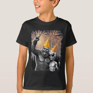 Happy New Year 2026 Bigfoot Alien Lovers New Years T-Shirt