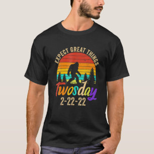 Happy Twosday Expect Great Things Twosday 2-22-22 T-Shirt