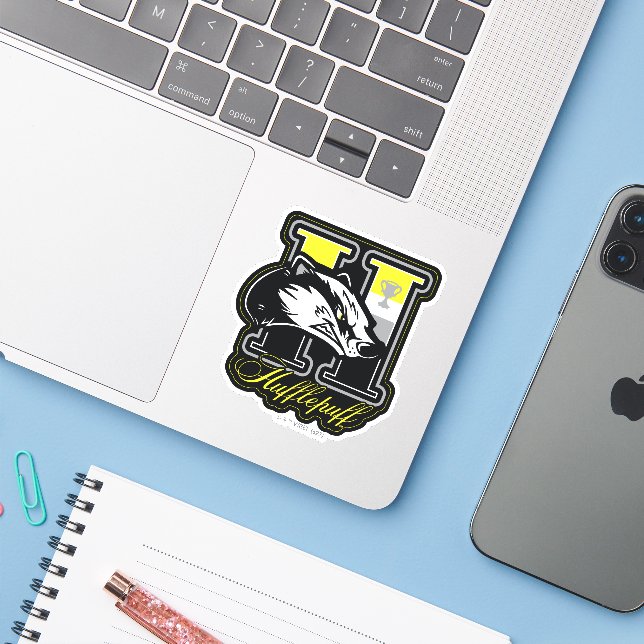 HARRY POTTER™ | HUFFLEPUFF™ Athletic Badge (Laptop w/ iPhone)