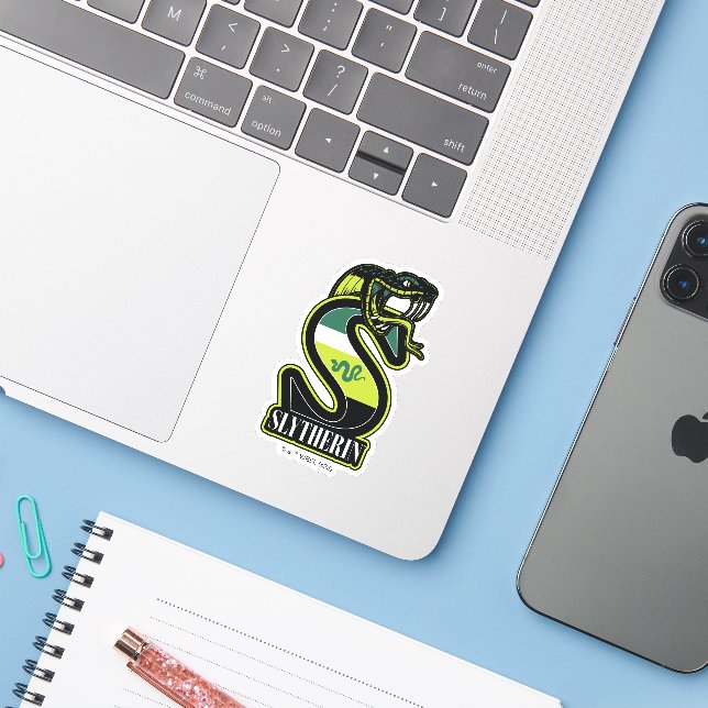 HARRY POTTER™ | SLYTHERIN™ Athletic Badge (Laptop w/ iPhone)