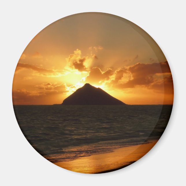 Hawaii sunrise at the beach round magnet (Front)