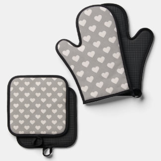 Heart Pattern Background Oven Mitt & Pot Holder Set