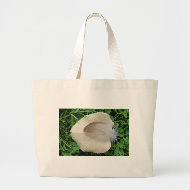 Hellbraune Feder auf hellbeigem Blatt Large Tote Bag (Front)