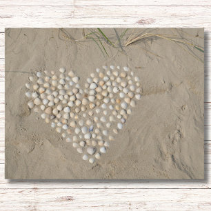Herz aus Muscheln am Strand Postcard